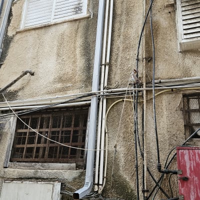 קיר עם צינורות חשמל וכבלים מחוברים