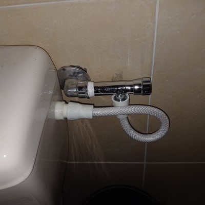 חיבור צינור מים לאסלה בחדר אמבטיה