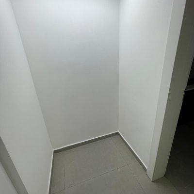 קירות צבועים בלבן בחדר קטן