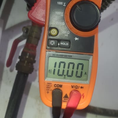 מד אמפר כתום עם תצוגה דיגיטלית