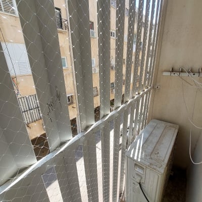 רשת מתכת על מרפסת למניעת כניסת יונים