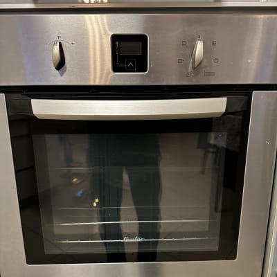 תנור אפייה עם כפתורים ותצוגה דיגיטלית