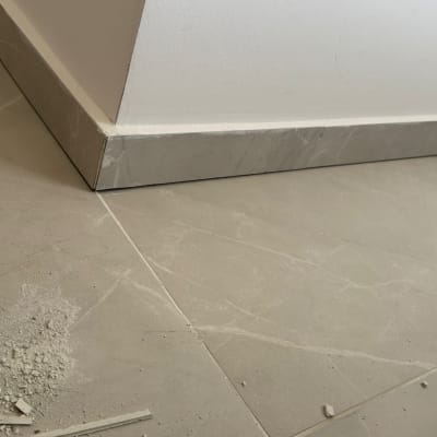 פינת קיר עם ריצוף ושאריות חומר בנייה