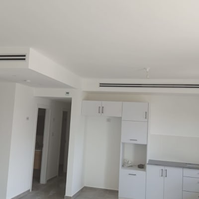 מערכת מיזוג אוויר מותקנת בתקרה לבנה