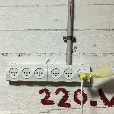 שקעי חשמל על קיר עם כבל מחובר