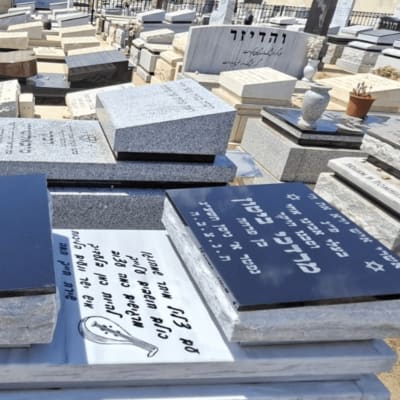 מצבות שונות בבית קברות ביום שמשי