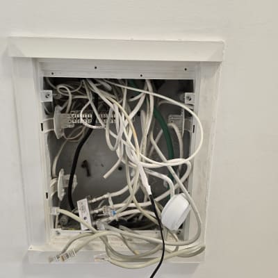 ארון תקשורת עם כבלים מחוברים ומפוזרים