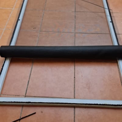 מסגרת רשת על רצפת אריחים, קשורה לתריסים