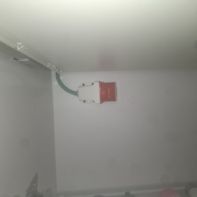 שקע חשמלי עם כבל ירוק מותקן על קיר