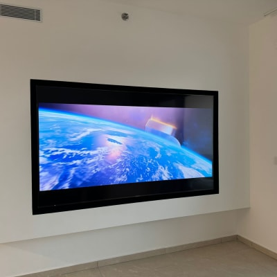 מסך טלוויזיה מותקן על קיר גבס לבן