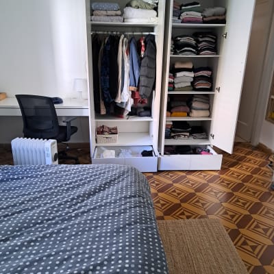 ארון בגדים פתוח עם בגדים מקופלים ותלויים