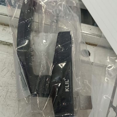 חלקי מתכת וכלים באריזת פלסטיק שקופה