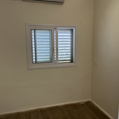 קיר צבוע עם חלון חדש בתהליך שיפוץ