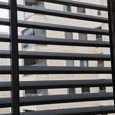 רשת מתכת מותקנת למניעת כניסת יונים למרפסת