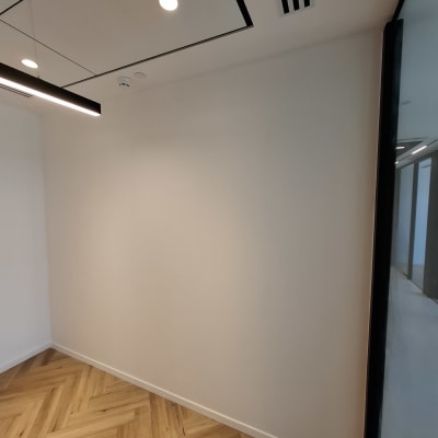 קיר גבס לבן עם תקרה ותאורה מודרנית