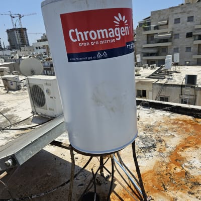 דוד שמש כרומגן על גג עם צינורות וחיבורים