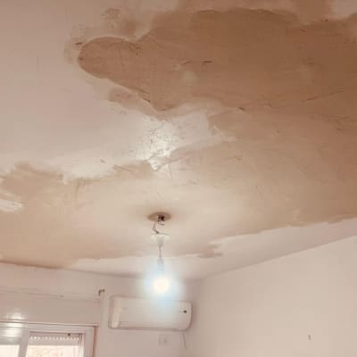 תיקון תקרה עם טיח בחדר פנימי