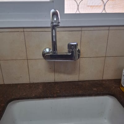 ברז מטבח מעל כיור לבן עם ניקוז