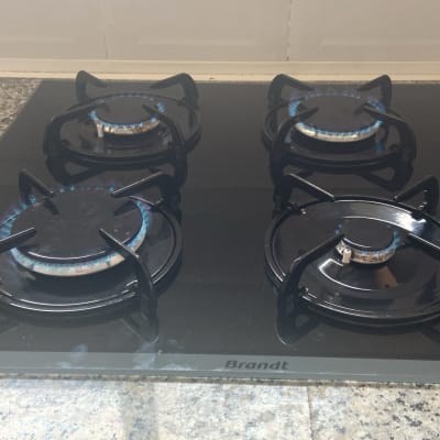 כיריים על משטח שיש במטבח