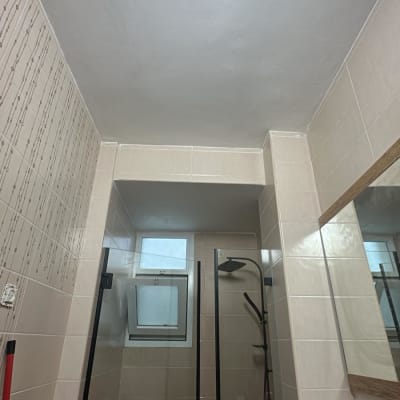 חדר אמבטיה עם מקלחון, אריחים וקיר מעוצב