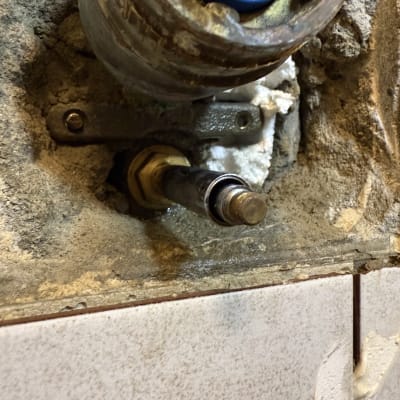 חלקי צנרת ותשתית קיר חשופים