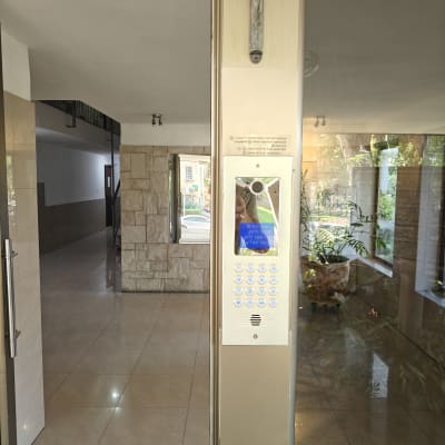 אינטרקום עם מקלדת ותצוגה דיגיטלית בכניסה לבניין