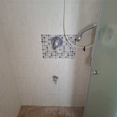 מקלחת עם אריחים חדשים וברז מותקן