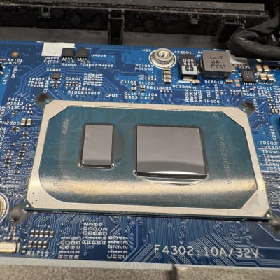 מעבד על לוח אם כחול עם רכיבים אלקטרוניים