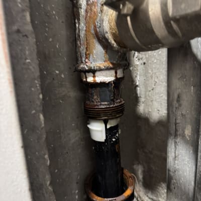 צינור מתכת חלוד עם חיבורים דולפים