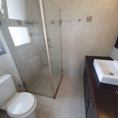 חדר אמבטיה עם מקלחון, כיור ושירותים