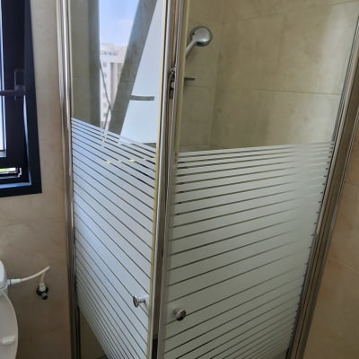 מקלחון זכוכית עם דלתות נפתחות לניקוי קל