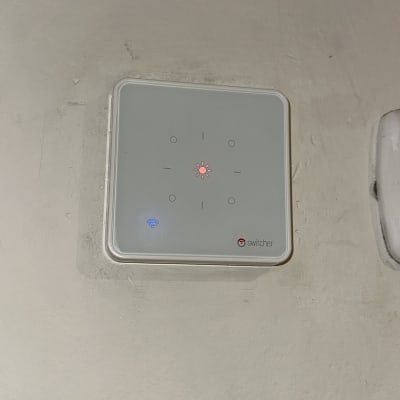 מתג חכם על קיר עם חיווי תאורה