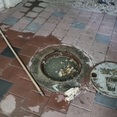 פתח ביוב פתוח עם מים ולכלוך