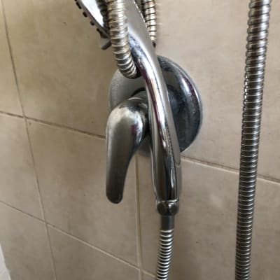 ברז מקלחת עם צינור מתכת גמיש