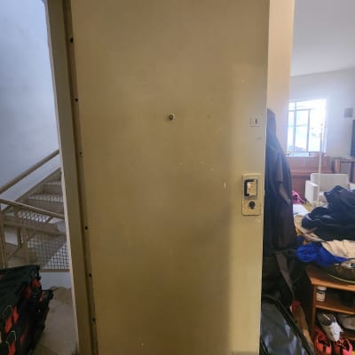 דלת מתכת עם מנעול וידית