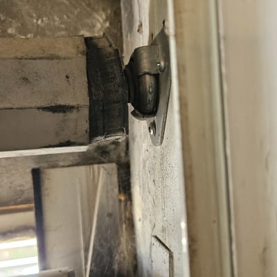 חלקי תריס ישנים עם קורי עכביש