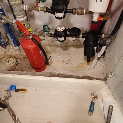 כלי עבודה וצנרת מים עם ברזים ומד מים