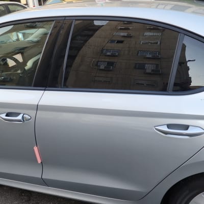 מכונית כסופה עם חלונות כהים ודלת סגורה