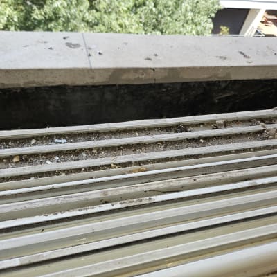 מסילות תריסים מלוכלכות עם אבק ולכלוך