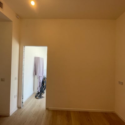 קיר גבס חלק עם תאורה עליונה