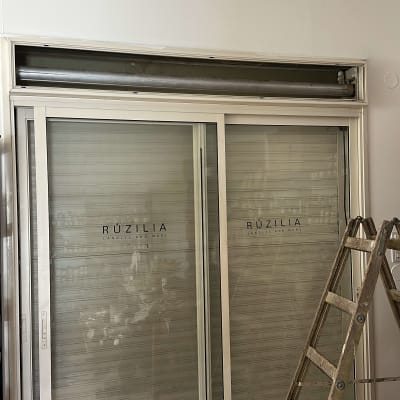 תריסים עם סולם לידם בחלל פנימי