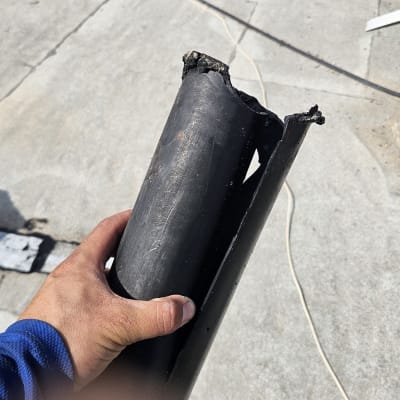 צינור שבור על גג עם ציוד איטום