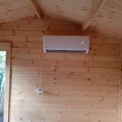 מזגן מותקן על קיר עץ עם תצוגת טמפרטורה