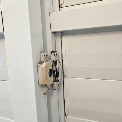 מנגנון נעילה של תריס לבן