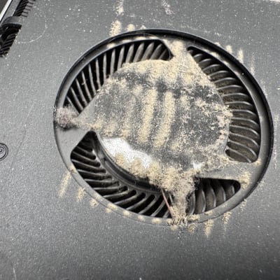 מאוורר מחשב מכוסה באבק ולכלוך