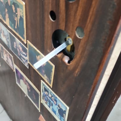 דלת עם חור מנעול ותמונות קטנות מודבקות