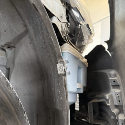 חלקי רכב פנימיים ותיבת פלסטיק כחולה