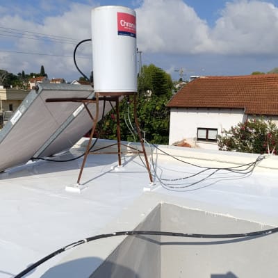 גג אטום עם חומר לבן, דוד שמש וקולטים