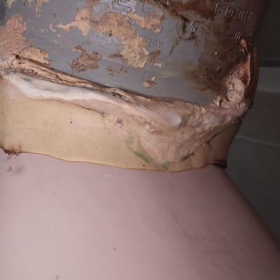 חיבור צינור עם חלודה ונזילה אפשרית