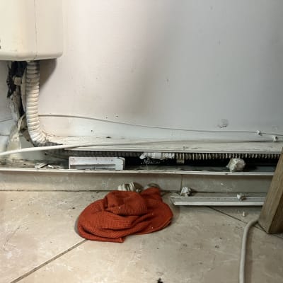 צינור מיזוג אוויר חשוף עם בידוד פגום